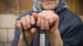 Femeile care au copii pot să iasă mai devreme la pensie, fără penalizare. Ce prevede legea și ce documente sunt necesare