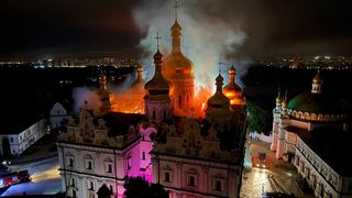Catedrala Adormirii Maicii Domnului a fost cuprinsă de foc. Patru persoane și-au pierdut viața și alte 23 au ajuns la spital