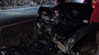 Un t&acirc;năr de 16 ani și-a pierdut viața, iar alte patru persoane au ajuns la spital după ce mașina &icirc;n care se aflau s-a ciocnit de un gard pe DN 67D, &icirc;n Gorj