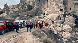 Două persoane și-au pierdut viața după ce o st&acirc;ncă s-a prăbușit peste ele, &icirc;n Cappadocia. O a treia se află &icirc;n spital