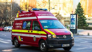 Un șofer de 26 de ani a lovit două ambulanțe, în București, după ce a intrat cu mașina într-un copac