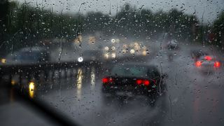 Vremea se schimbă radical. Sunt așteptate ploi și descărcări electrice &icirc;n majoritatea regiunilor din țară, dar și o scădere treptată a temperaturilor