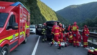 BREAKING NEWS Un bolovan s-a prăbușit peste un autoturism aflat &icirc;n mers, &icirc;n județul Sibiu. Un bărbat se află &icirc;n stare gravă