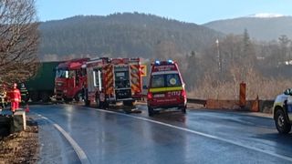 Trafic complet blocat pe DN1, la Bușteni, după ce un TIR a intrat &icirc;ntr-un parapet. Șoferul a avut nevoie de &icirc;ngrijiri medicale