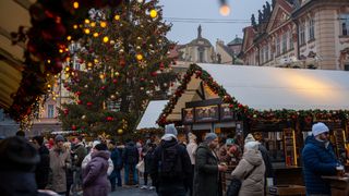 C&acirc;nd se deschid T&acirc;rgurile de Crăciun 2026 &icirc;n Rom&acirc;nia. Calendarul pentru București, Sibiu, Craiova și Timișoara
