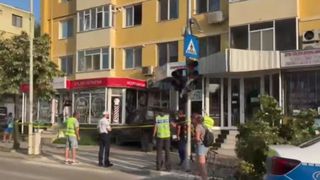 BREAKING NEWS O femeie din Tulcea și-a găsit sf&acirc;rșitul pe o bancă, după ce a fost acroșată de o mașină ajunsă pe trotuar. Șoferul ar fi vrut să evite un alt autoturism