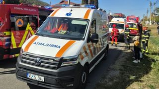 Plan Roșu de Intervenție &icirc;n V&acirc;lcea, &icirc;n urma unui impact teribil &icirc;ntre un microbuz şi un autoturism