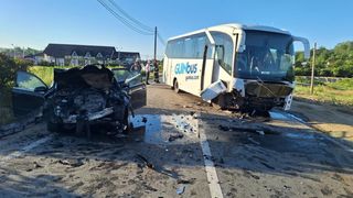 Impact violent &icirc;n Mehedinți, &icirc;ntre o mașină și un autocar plin cu mineri. Șoferul autoturismului ar fi adormit la volan