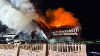 VIDEO Un preot a sf&acirc;rșit carbonizat &icirc;n locuința sa din Onești. Momentul &icirc;n care casa lui este cuprinsă de foc