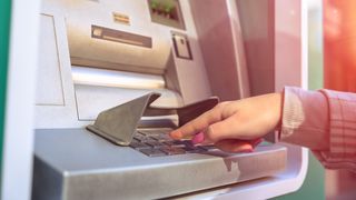Proiect de lege: Schimbări la bancomat. Rom&acirc;nii vor putea să retragă orice sumă de la orice bancomat, fără să aibă sume prestabilite