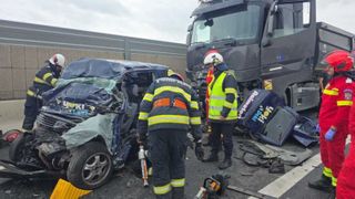 Două persoane și-au pierdut viața pe centura B&acirc;rladului, după ce o mașină și un TIR s-au izbit violent