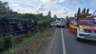 Un bărbat și-a pierdut viața &icirc;n Timiș, după ce mașina &icirc;n care se afla a fost izbită de un TIR. Victima a fost aruncată din vehicul