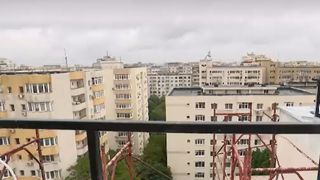 O adolescentă de 15 ani și-a pierdut viața după ce a căzut de pe terasa unui bloc aflat &icirc;n reabilitare, &icirc;n Sectorul 2 al Capitalei