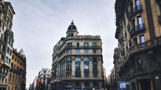 Un bărbat a fost &icirc;mpușcat mortal &icirc;n cap, chiar &icirc;n centrul Barcelonei. Atacatorul a fugit