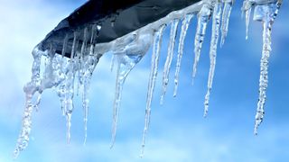 O femeie de 57 de ani, din București, a fost izbită &icirc;n cap de o bucată de gheață desprinsă de pe un imobil