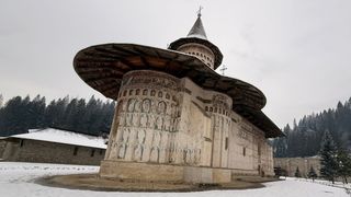 Albastrul de Voroneț se pierde! &Icirc;n ce stare se află una dintre cele mai cunoscute mănăstiri din Rom&acirc;nia