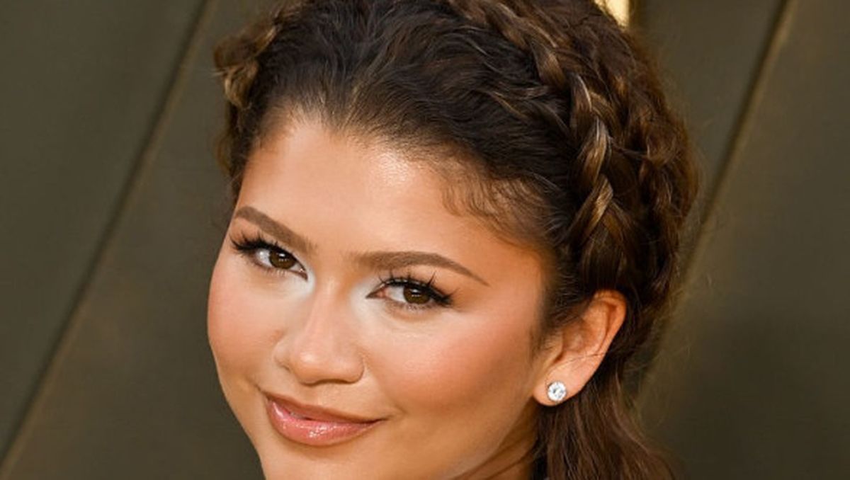 De pe podium, direct pe Zendaya. Rochia cu corset anatomic a călătorit cu avionul privat pentru a o transforma pe actriță în zeiță