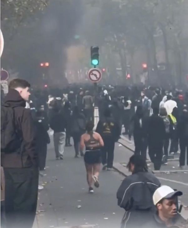 Imagini virale! Ce a făcut o femeie chiar &icirc;n timpul protestelor din Paris