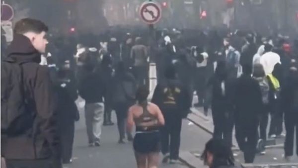 Imagini virale! Ce a făcut o femeie chiar &icirc;n timpul protestelor din paris