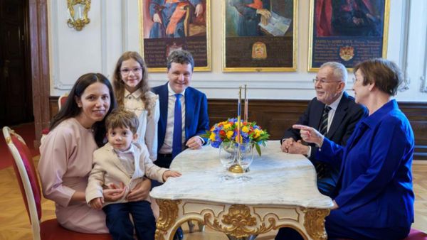 Ce fel de tată este Nicușor Dan. Gesturile fiului său au atras imediat atenția la evenimentul de la Romaero Băneasa