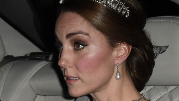Momentul &icirc;n care Kate Middleton a gafat la un eveniment oficial. Val de ironii: &bdquo;&Icirc;i mai lipsește părul bufant&rdquo;