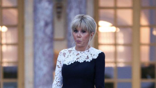 Fotografia st&acirc;njenitoare cu Brigitte Macron a devenit virală. Ce s-a &icirc;nt&acirc;mplat, de fapt, &icirc;n acel moment