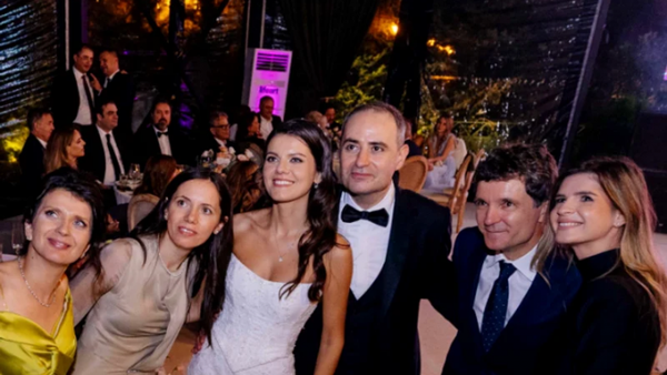 Nicușor Dan, un buchet de flori și o regulă de eleganță &icirc;ncălcată. Ce arată imaginile de la nunta lui Alexandru Nazare