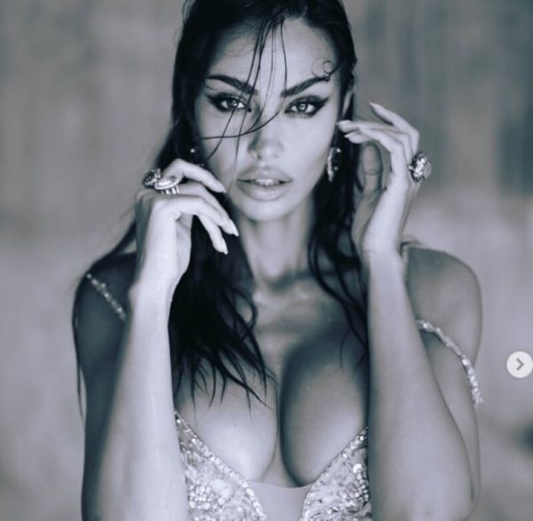 Atitudine de divă și decolteu abisal! Mădălina Ghenea a aprins internetul cu noua ei rochie spectaculoasă