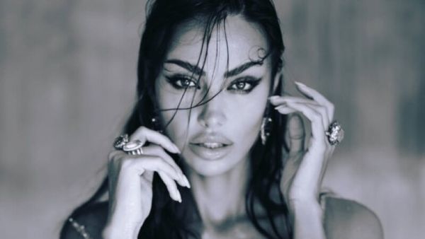Atitudine de divă și decolteu abisal! Mădălina Ghenea a aprins internetul cu noua ei rochie spectaculoasă