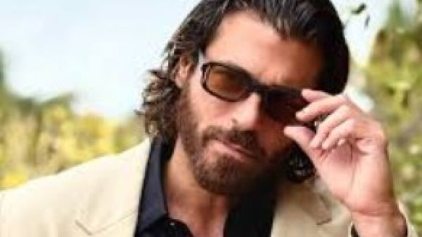 Can Yaman a șocat fanii: a renunțat la barbă și s-a făcut blond! &bdquo;Cine e? Arată ca la 20 de ani!&rdquo; Motivul uluitor pentru care sex-simbolul Turciei a acceptat această transformare radicală