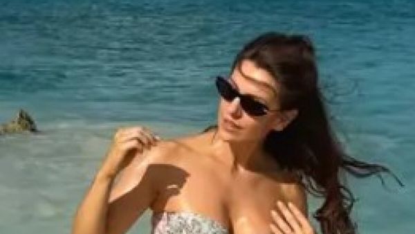 &bdquo;Baywatch de Piatra Neamț&rdquo; Vedeta noastră s-a &icirc;ntors &icirc;n Caraibe, pe insula pe care o numește &bdquo;preferata mea&rdquo;, și a explicat de ce a evitat una dintre cele mai celebre plaje