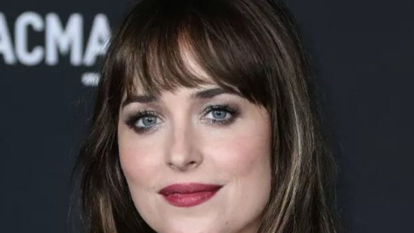 FOTO | Dakota Johnson, pictorial interzis cardiacilor! A renunțat la haine pe o masă de biliard și pe un pian. Imaginile care fac &icirc;nconjurul lumii!