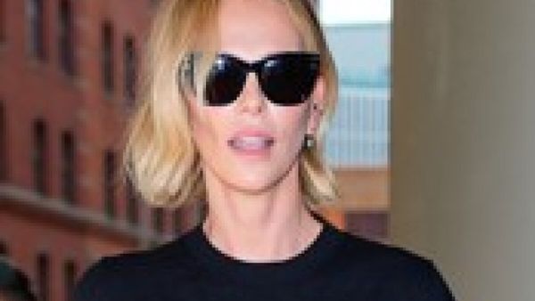 Bikini galben și picioare lungi! ✨ Vezi cum arată Charlize Theron la 50 de ani. Imaginile care au făcut furori pe internet!