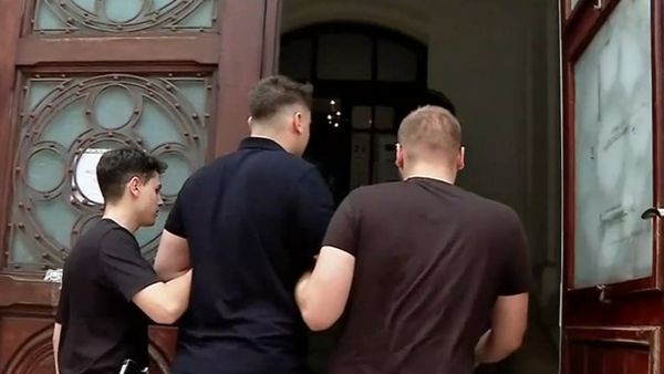 VIDEO Șofer de ride-sharing cercetat &icirc;n libertate după ce a pus la păm&acirc;nt un client agresiv: dispute aprinse și versiuni contradictorii