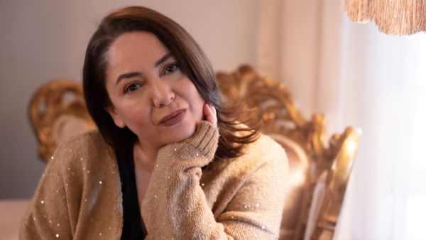 Sibel Taş&ccedil;ıoğlu, care joacă rolul Pembe &icirc;n serialul &bdquo;O dragoste&rdquo;, nuntă de poveste cu alesul inimii sale! Iată cum a strălucit celebra actriță &icirc;n rochie de mireasă, &icirc;n urmă cu zece ani