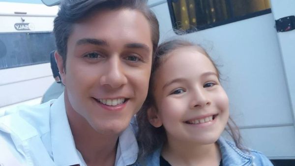 Aylin Akpinar, micuța care joacă rolul Emel &icirc;n serialul Totul pentru familia mea, apariție de senzație alături de colegii săi, la finalul filmărilor! &bdquo;Este timpul să &icirc;mi iau rămas bun de la frații și surorile mele!&rdquo;