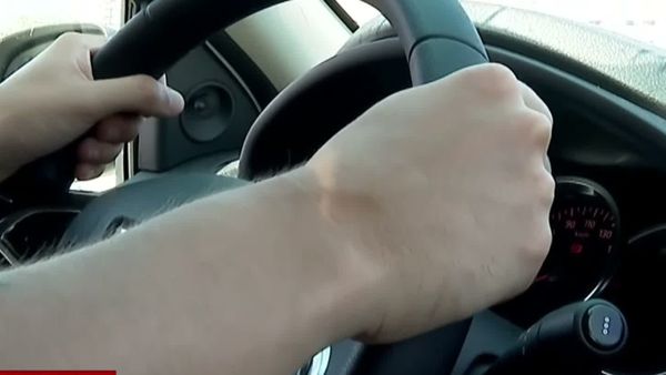 VIDEO Scene șocante &icirc;n Suceava: un șofer a acroșat intenționat cu mașina un adolescent aflat pe trotinetă, apoi a cobor&acirc;t și l-a bătut