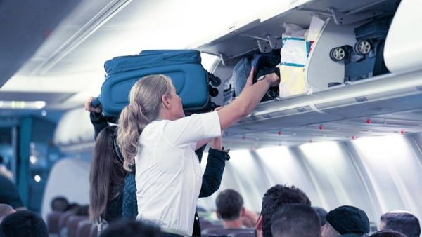 VIDEO Noi reguli pentru pasagerii care călătoresc cu avionul: bagajul de m&acirc;nă inclus &icirc;n prețul biletului și alte drepturi importante