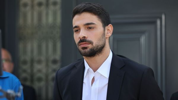 Halit &Ouml;zg&uuml;r Sarı, protagonistul serialului Inimă rebelă, surprins &icirc;n ipostaze tandre &icirc;n compania unei colege de platou! Iată cum au fost fotografiați cei doi actori