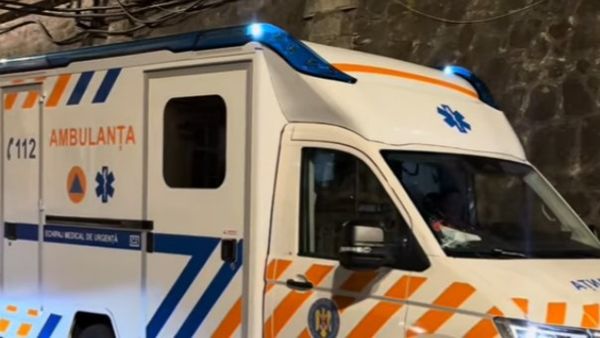 Șapte persoane au fost arestate preventiv pentru atacul cu b&acirc;te și topoare asupra unei ambulanțe din Cluj. Ce spune DSU despre &bdquo;ambulanța neagră&rdquo;