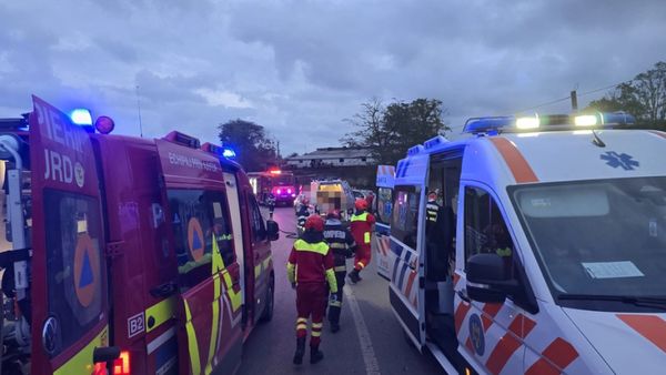 Eveniment rutier dramatic &icirc;n Botoșani. O mamă &icirc;n v&acirc;rstă de 48 de ani și-a pierdut viața, iar soțul și fiul ei au ajuns la spital