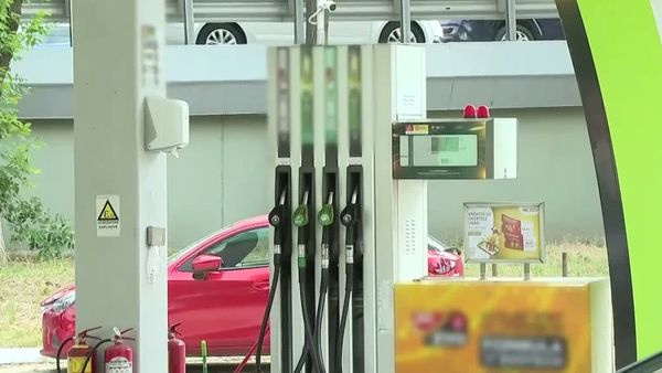 VIDEO Prețurile carburanților &icirc;n Rom&acirc;nia cresc &icirc;n ciuda scăderii prețului petrolului: Expirarea ordonanței de plafonare aduce scumpiri semnificative