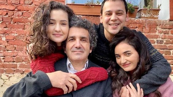 C&uuml;neyt Mete, actorul care joacă rolul Orhan &icirc;n serialul Totul pentru familia mea, mesaj emoționant pentru colegii lui de platou, la finalul filmărilor