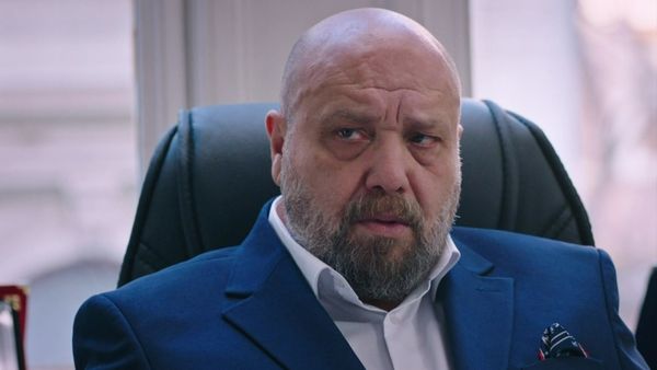 Ahmet M&uuml;mtaz Taylan, actorul care joacă rolul Abdullah &icirc;n serialul &bdquo;O dragoste&rdquo;, apariție de senzație alături de familia sa