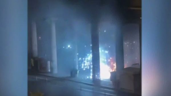 VIDEO Incendiu la Gara de Nord din București: o mașină pe GPL a luat foc &icirc;n toiul nopții