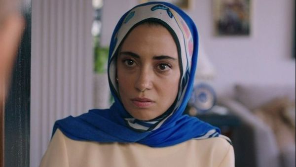 Ceren Karako&ccedil;, actrița care joacă rolul Nursema &icirc;n serialul turcesc &bdquo;O dragoste&rdquo;, schimbare spectaculoasă de look