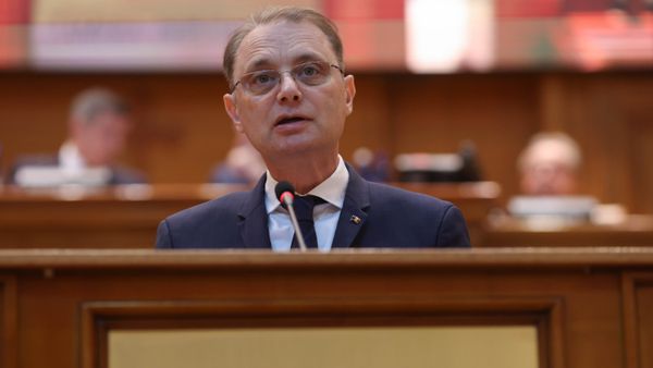 Rom&acirc;nia are un nou Guvern! Cabinetul Luca Niculescu a trecut de Parlament