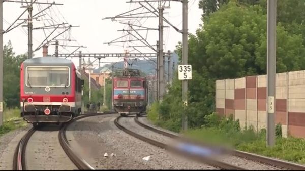 VIDEO Tragedie la Mediaș: Doi adolescenți și-au pierdut viața după ce au fost loviți de tren &icirc;n timp ce traversau calea ferată