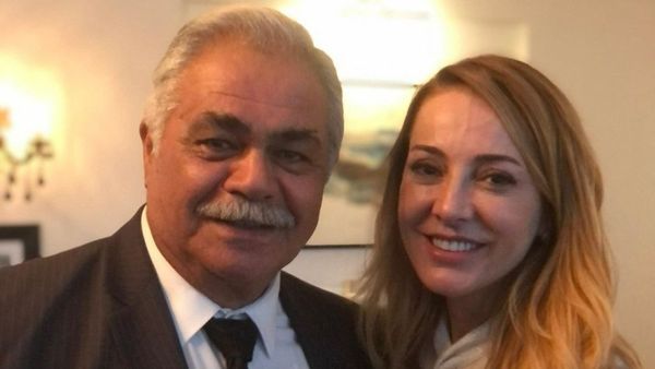 Cine este și c&acirc;ți ani are Osman Alkaş, care joacă rolul Eşref Ali Soysalan, bunicul lui Yaman, &icirc;n serialul Inimă rebelă! Iată cum a fost surprins celebrul actor &icirc;n compania colegilor săi de platou