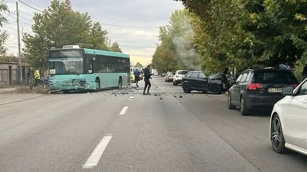Plan Roșu de Intervenție &icirc;n Craiova, după ce un autobuz și o mașină s-au ciocnit violent: 20 de persoane au fost implicate, una dintre victime și-a pierdut viață